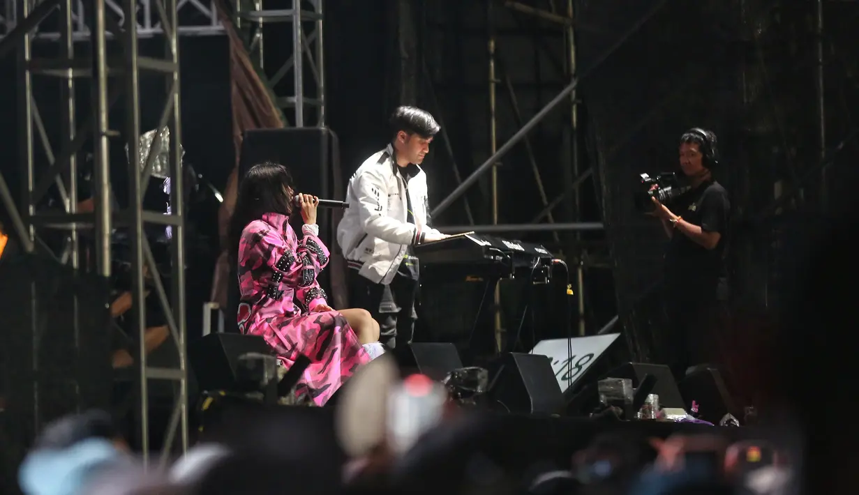 Penampilan Vierratale di panggung Social Chic 2024, Minggu (4/8). [Foto: Adrian Putra/Fimela]