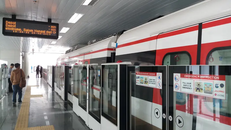 Mengintip LRT Jakarta yang siap beropersi pada Maret 2019, Senin (25/2/2019). (Bawono/Liputan6.com)