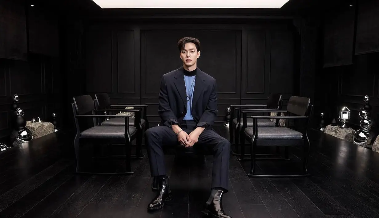 Boyfriend look ala Song Kang yang dijamin bikin jatuh hati. Di sini Song Kang pakai inner berwarna biru muda ditumpuknya dengan setelan blazer dan celana panjang hitam. [Foto: Instagram/songkang_b]