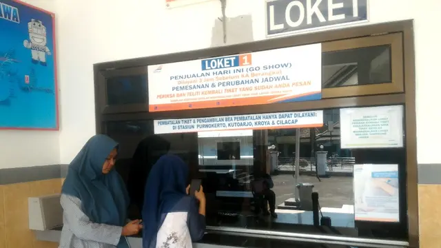 Penumpang membeli tiket. (Foto: Liputan6.com/Muhamad Ridlo)
