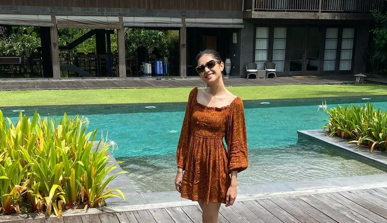 Kacamata merupakan fashion item yang tak boleh ketinggalan ketika liburan di alam. Dengan kacamata hitam berukuran sedang yang dikenakannya, artis berusia 27 tahun ini makin cantik. Senyuman manis yang dipamerkannya, kian pancarkan pesonanya saat berdiri di bawah sinar matahari. (Liputan6.com/IG/@miktambayong)