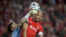 Kiper Rio Ave, Ederson Moraes, duel udara dengan bek Benfica, Luisao, pada laga Liga Portugal di Stadion Luz, Lisbon, Senin (7/4/2014). (AFP/Patricia De Melo Moreira)