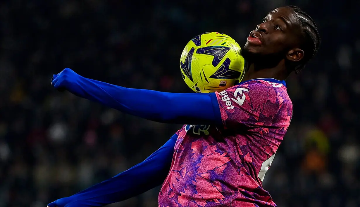 Pemain Juventus Samuel Iling-Jr mengontrol bola saat melawan Monza pada pertandingan sepak bola babak 16 besar Coppa Italia di Stadion Juventus, Turin, Italia, 19 Januari 2023. Juventus menang 2-1 atas Monza. (Marco Alpozzi/LaPresse via AP)