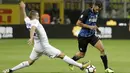 Pemain Inter Milan, Antonio Candreva (kanan) berusaha melewati pemain Fiorentina, Valentin Eysseric pada laga Serie A di  San Siro stadium, Milan (20/8/2017). Inter menang 3-0. (AP/Antonio Calanni)