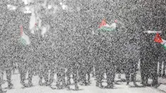 Pasukan Israel menembakan air saat bentrok dengan warga Palestina saat demontrasi menentang keputusan Presiden AS, Donald Trump yang menyetujui  Yerusalem sebagai ibu kota Israel di kota Bethlehem, Tepi Barat, (7/12). (AP Photo/Nasser Shiyoukhi)