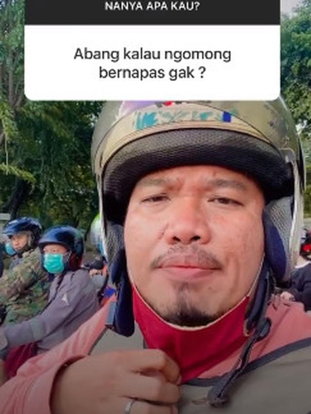 Viral Pria Jawab Pertanyaan TikTok di Lampu Merah, Teriak Bikin Terkejut Pengguna Jalan