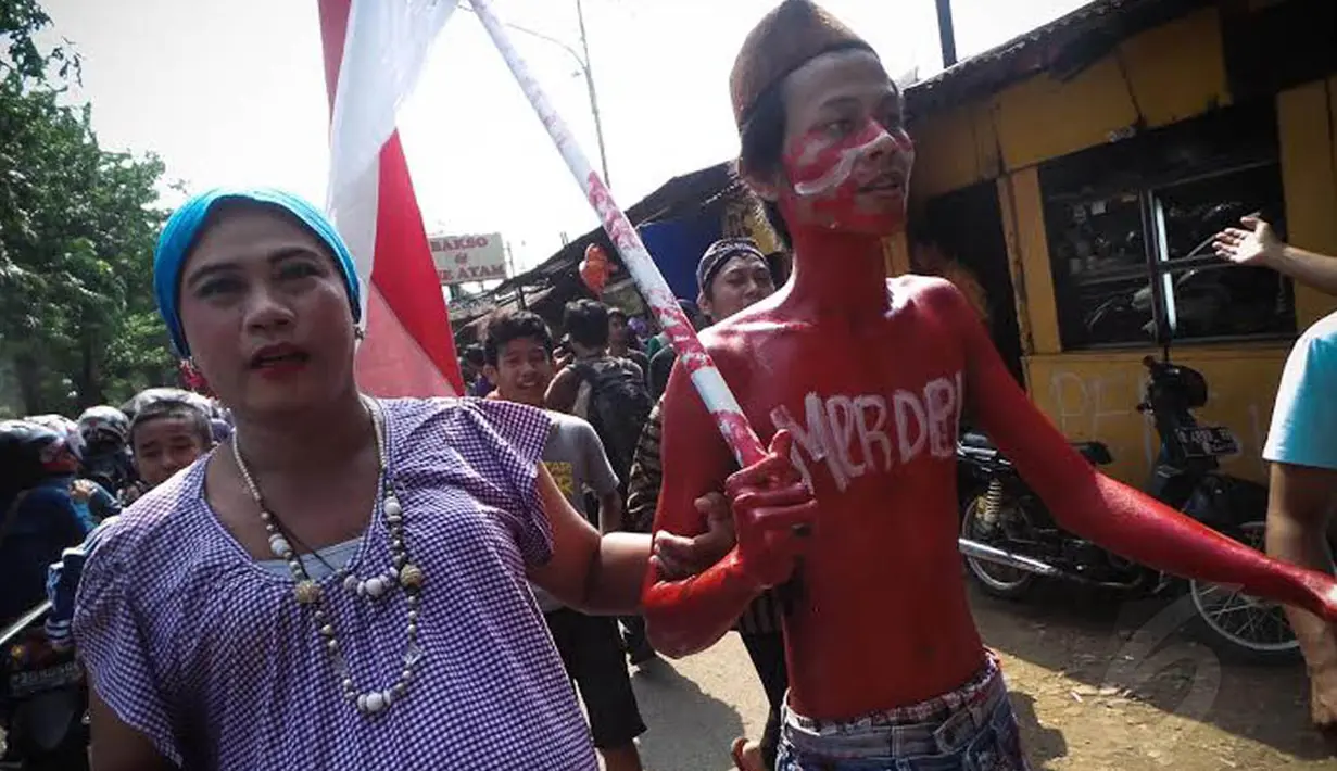 Dalam pawai ini ratusan warga berdandan dengan berbagai gaya dan busana (Liputan6.com/Faizal Fanani)