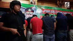 Polisi menggerebek sebuah rumah di Sunter dan menangkap 23 pria yang hampir bugil. Dalam pesta narkoba tersebut ditemukan puluhan pil ekstasi.
