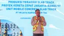 Direktur Utama Wika Beton Kuntjara memberikan sambutan  dalam Seremoni Produksi Terakhir Slab Track KCJB di pabrik Slab Track PT Wika Beton, Karawang, Jawa Barat, Rabu (18/5/2022). (Liputan6.com/Herman Zakharia)