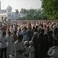Ribuan jamaah melaksanakan salat Idul Adha di Masjid Raya Al Azhar, Jakarta, Sabtu (4/10/14). (Liputan6.com/Faizal Fanani)