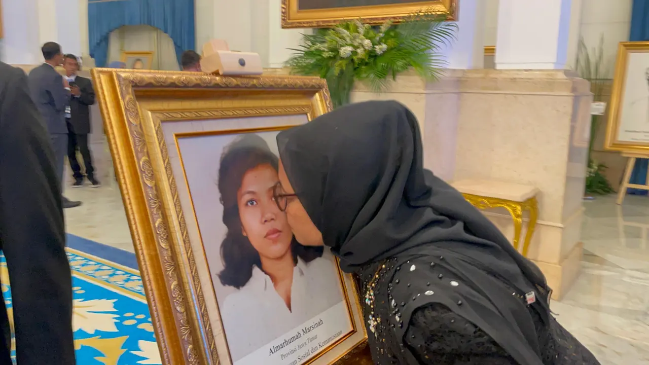 Adik Marsinah Cium Potret Sang Kakak