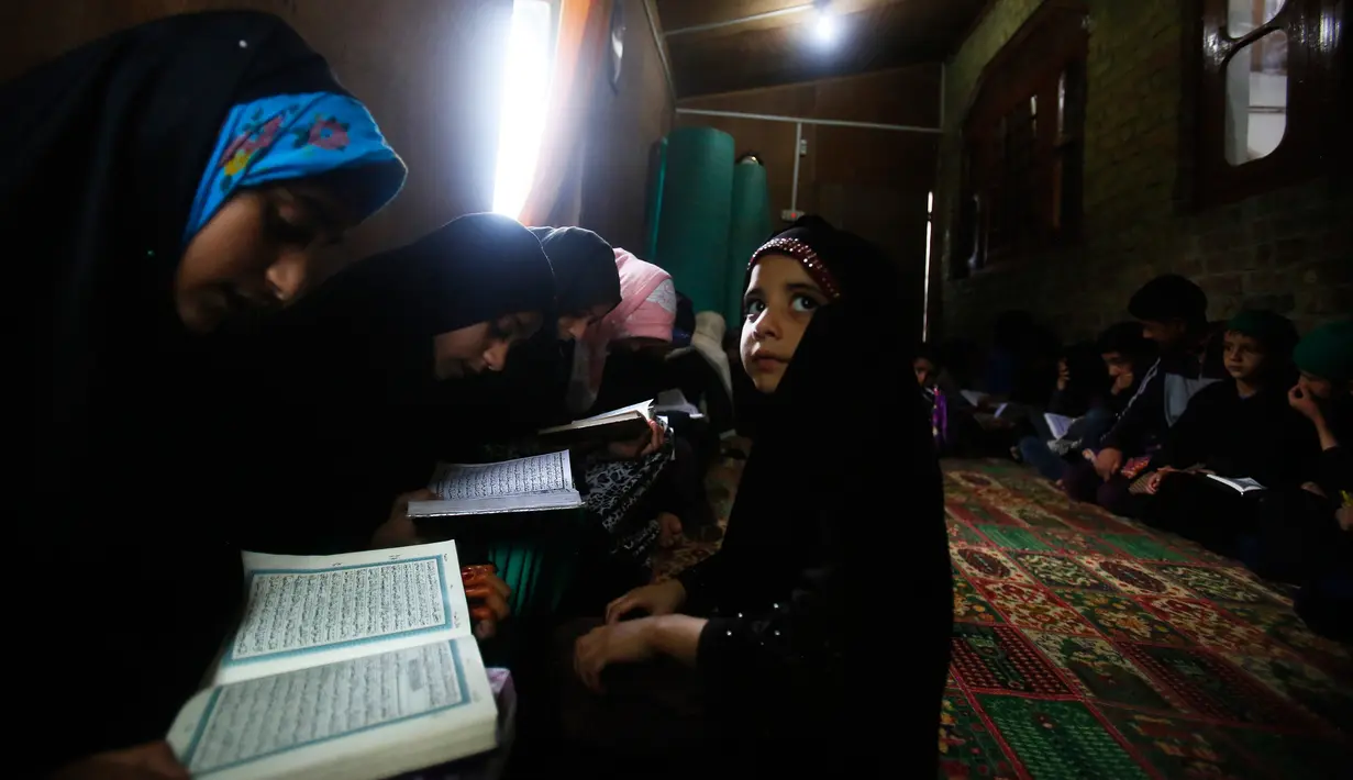 Anak-anak Muslim Kashmir menghadiri kelas membaca Alquran pada bulan ramadan di Srinagar, Kashmir yang dikuasai India, 7 Mei 2019. Saat ini umat Islam di seluruh dunia sedang menjalankan ibadah di bulan Ramadan dengan menahan lapar, haus, dan hawa nafsu mulai fajar hingga senja. (AP/Mukhtar Khan)