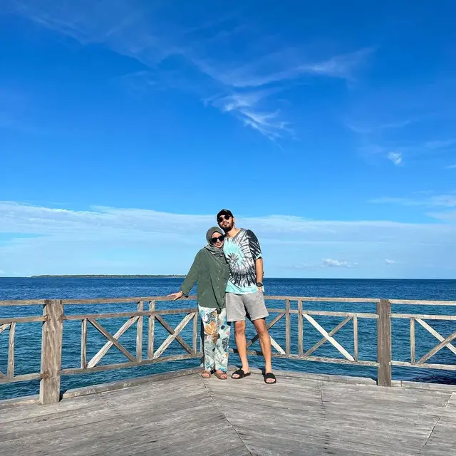 Promosi KKN di Desa Penari Usai, Ini 6 Potret Honeymoon Achmad Megantara dan Istri