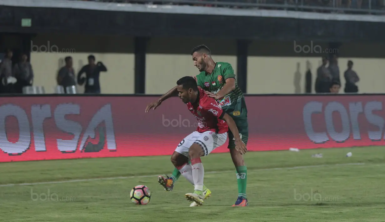 Pemain Bali United, Hasim Kipuw (kiri) berebut bola dengan pemain PS TNI pada lanjutan Liga 1 2017 di Stadion Kapten I Wayan Dipta, Gianyar, Bali (20/102017). Bali United menang 2-1. (Bola.com/NIcklas Hanoatubun)