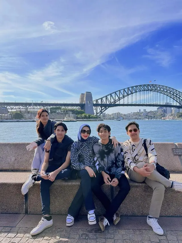 6 Potret Liburan Andre Taulany dan Keluarga di Australia, Kompak Banget
