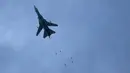 Jet MiG-23 dari pasukan udara Assad menjatuhkan bom saat melancarkan serangannya di di wilayah Ghouta Timur, Suriah (7/2). Perang saudara di Suriah telah meletus awal 2011, ketika rezim Assad menindak demonstrasi pro-demokrasi. (AFP Photo/Amer Almohibany)