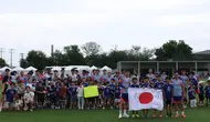 Para pemain Jepang berpose untuk foto bersama para penggemar saat sesi latihan di Pusat Latihan Tigres (CET) di San Nicolas de los Garza, dekat Monterrey, Meksiko, pada 6 Juni 2026, menjelang turnamen sepak bola Piala Dunia FIFA 2026. (Julio Cesar AGUILAR / AFP)
