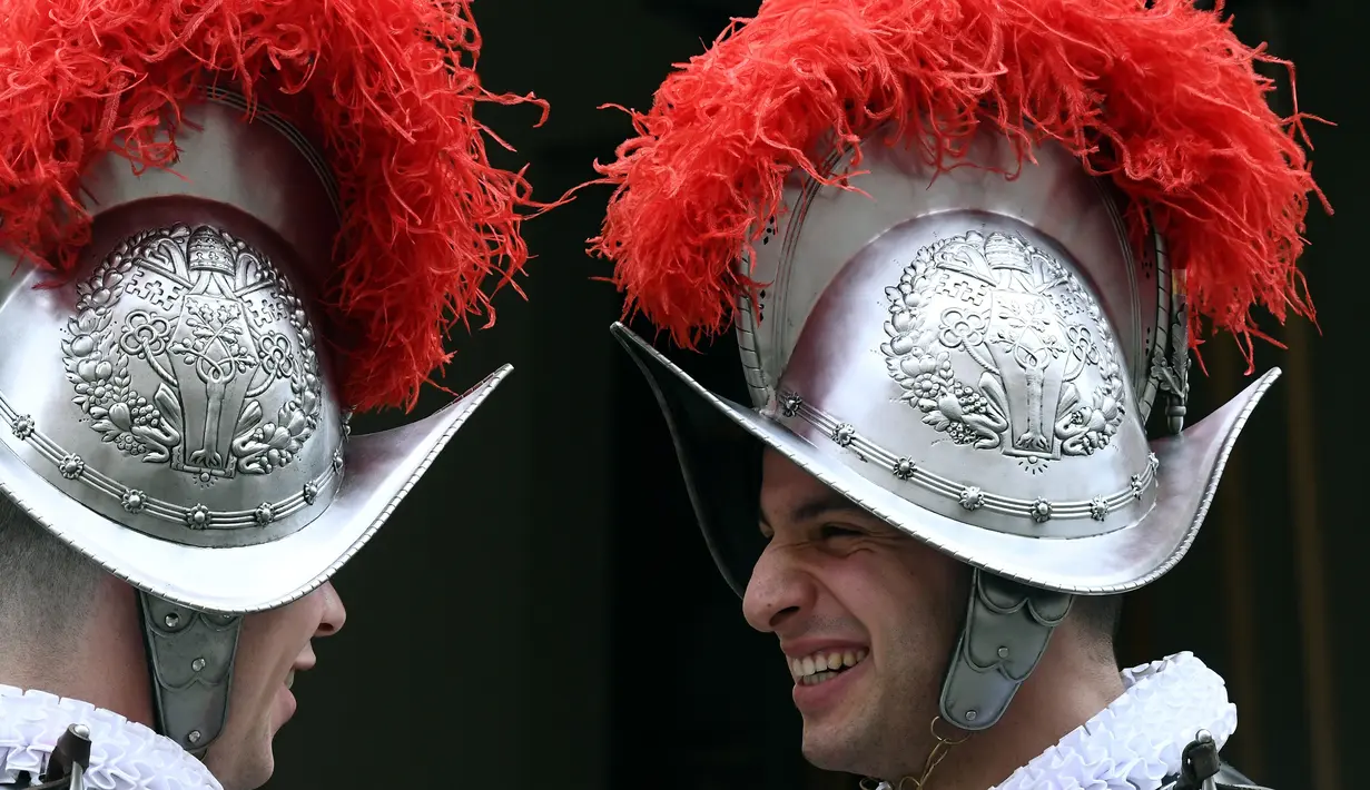 Dua Pasukan Pengawal Swiss bersiap mengikuti upacara tahunan di Kota Vatikan (6/5). Pasukan Swiss ini terkenal memiliki tradisi kemiliteran yang kuat dan loyalitas yang tinggi. (AFP/Filippo Monteforte)