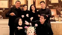 Elegan dengan Dresscode Hitam, 4 Potret Beby Tsabina dan Keluarga Rayakan Ultah Sang Mama