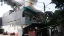 Asap membumbung tinggi akibat terbakarnya Restoran Kari Umbi di Jakarta, Jumat (4/7/14). (Liputan6.com/Faizal Fanani)