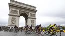 Para pebalap melewati Arc de Triomphe dalam Etape 21 yang berjarak 109.5-km dari Sevres ke Paris Champs-Elysees, Prancis. (26/7/2015). (REUTERS/Stefano Rellandini)
