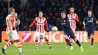 Striker Atletico Madrid, Antoine Griezmann (kanan), beraksi pada laga melawan PSV Eindhoven di Philips Stadion, Eindhoven, Kamis (25/2/2016) dini hari WIB. (AFP/Emmanuel Dunand)