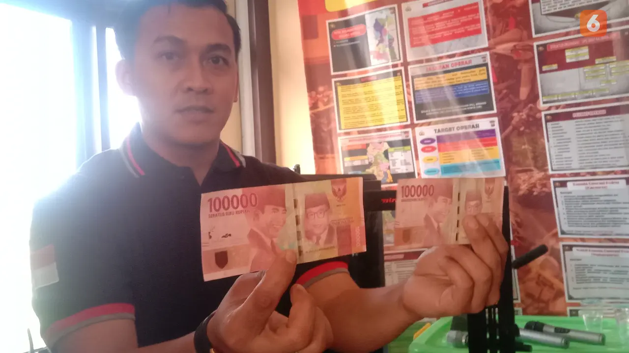 Kasatreskrim Polres Serang, AKP Dedi Mirza, Menunjukkan Barang Bukti Uang Palsu. (Rabu, 28/09/2022). (Yandhi Deslatama/Liputan6.com).