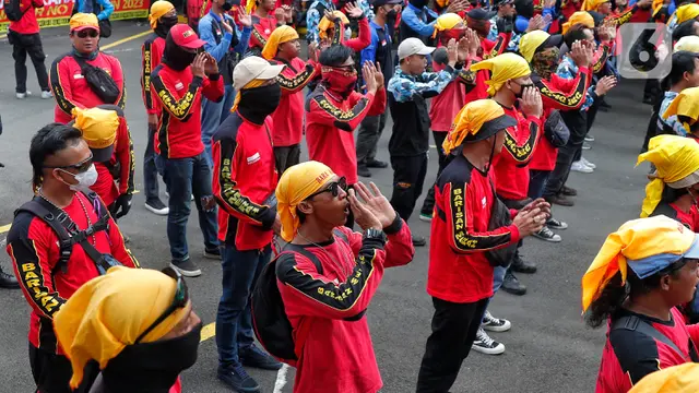 Buruh Geruduk Kemnaker Tolak Aturan Potong Upah 25 Persen