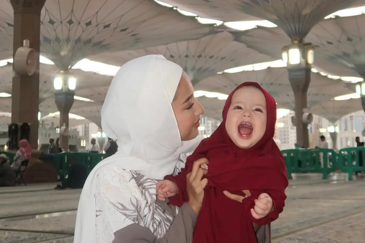 Potret Jennifer Coppen dan Kamari Selama Umrah