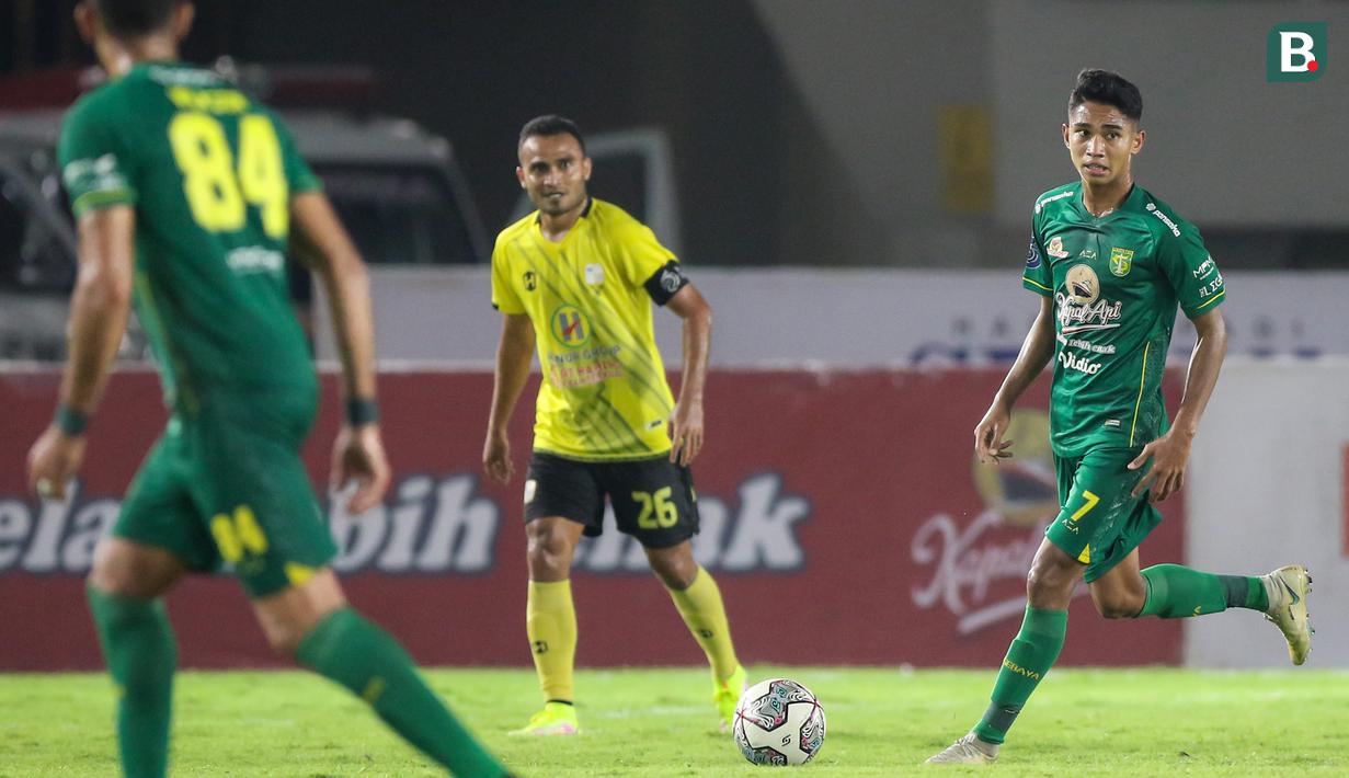 Marselino Ferdinan. Gelandang berusia 17 tahun ini merupakan pemain termuda kedua yang melakukan debut di BRI Liga 1 2021/2022 setelah Ronaldo Kwateh. Bersama Persebaya Surabaya di BRI Liga 1 2021/2022 ia telah mencetak 6 assist serta 4 gol dari 19 laga yang dimainkan. (Bola.com/Bagaskara Lazuardi)