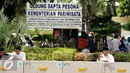 Massa aksi damai beristirahat dan makan siang di pinggir Jalan Merdeka Barat, Jakarta, Jumat (4/11). Massa melakukan aksi di depan Istana Negara menuntut penegakan hukum kasus dugaan penistaan agama. (Liputan6.com/Helmi Fithriansyah)