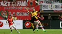 Penyerang Barito Putera Thiago Cunha (tengah) berjibaku dengan pemain Persija Jakarta pada partai di Stadion Patriot, Bekasi, Sabtu (22/4/2017). Thiago Cunha mencetak gol bagi Barito pada laga yang berakhir 1-1 itu. (Liputan6.com/Gempur M Surya)