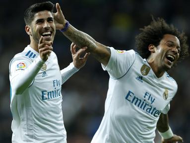 Pemain Real Madrid, Marco Asensio (kiri) merayakan gol bersama rekannya, Marcelo saat melawan Las Palmas pada laga La Liga Santander di Santiago Bernabeu stadium, Madrid, (5/11/2017). Real Madrid menang 3-0. (AP/Francisco Seco)