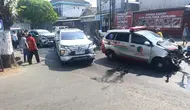 Ambulans Bawa Jenazah Korban KM Virgo Tabrakan Beruntun di Jombang