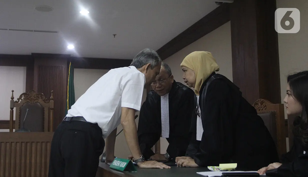 Mantan Direktur Produksi dan Teknologi PT Krakatau Steel (Persero) Wisnu Kuncoro usai menjalani sidang vonis dugaan suap di Pengadilan Tipikor, Jakarta, Senin (11/11/2019). Wisnu divonis 1 tahun dan 6 bulan penjara serta denda Rp 50 juta subsider dua bulan kurungan. (Liputan6.com/Herman Zakharia)