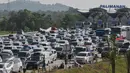 Usai keluar dari gerbang Tol Palimanan, para pemudik masih terjebak macet panjang, Jabar, Rabu (15/7/2015). H-2 Lebaran, ribuan kendaraan terjebak macet hingga 38 Km antara jalan tol Cipali hingga tol Palikanci. (Liputan6.com/Herman Zakharia)