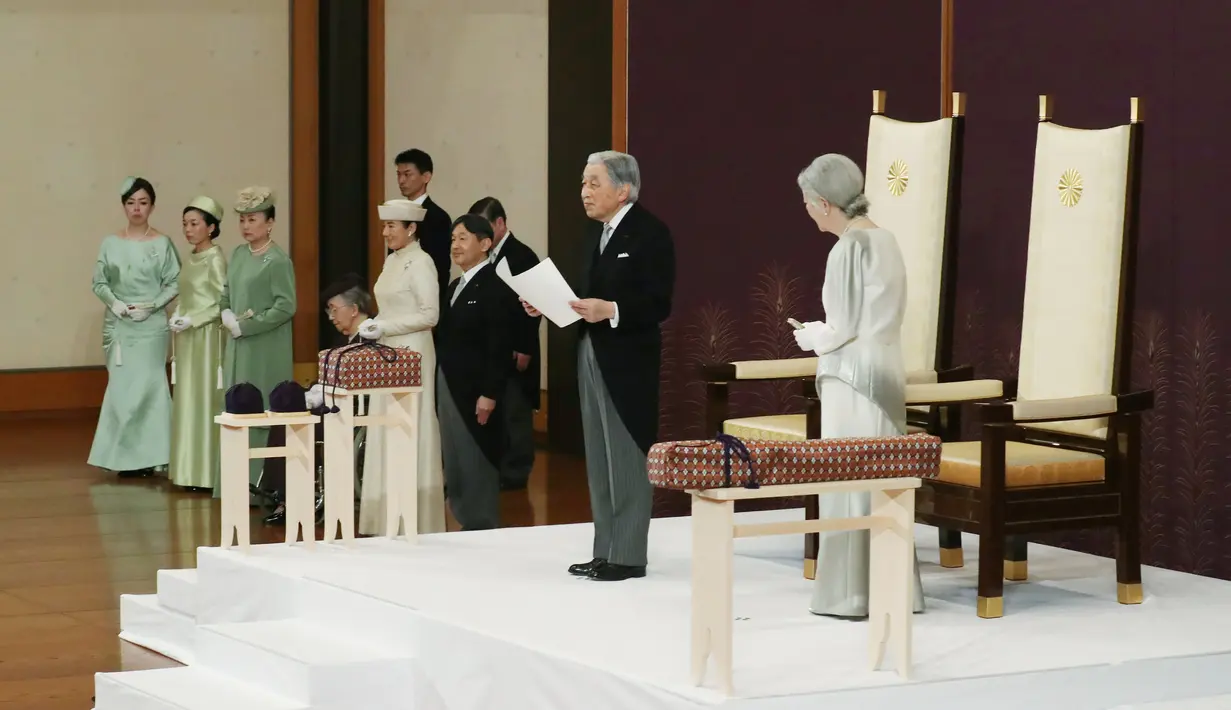 Kaisar Akihito didampingi Permaisuri Michiko menyampaikan pidato saat upacara turun takhta di Istana Kekaisaran, Tokyo, Jepang, Jumat (30/4/2019). Kaisar Akihito resmi turun takhta di usia 85 tahun. (Japan Pool/Pool via REUTERS)