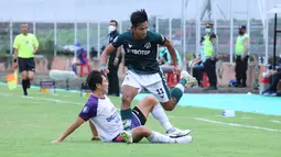 Persita baru dapat menyamakan skor 1-1 pada menit ke-71. Gol dicetak legiun asingnya asal Korea Selatan, Shin Young-bae dalam sebuah kemelut di depan gawang Persikabo 1973 hasil umpan Harrison Cardoso. (Bola.com/Nandang Permana)