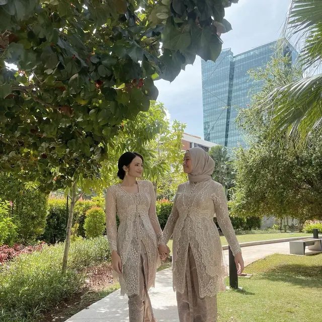 6 Potret Enzy Storia Jadi Bridesmaid di Pernikahan Furry Citra, Didoakan Menyusul