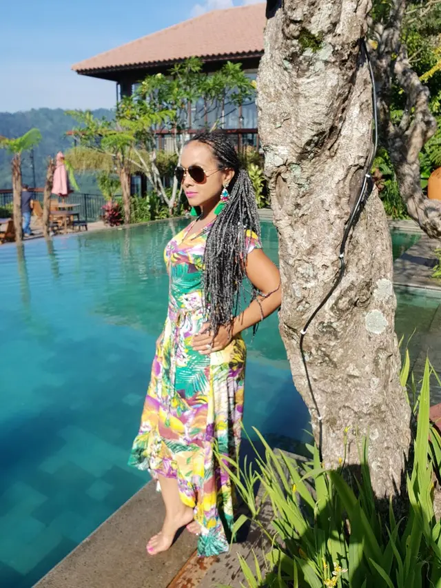 6 Potret Pesona Sapna Husen, Ibunda Steffi Zamora yang Awet Muda