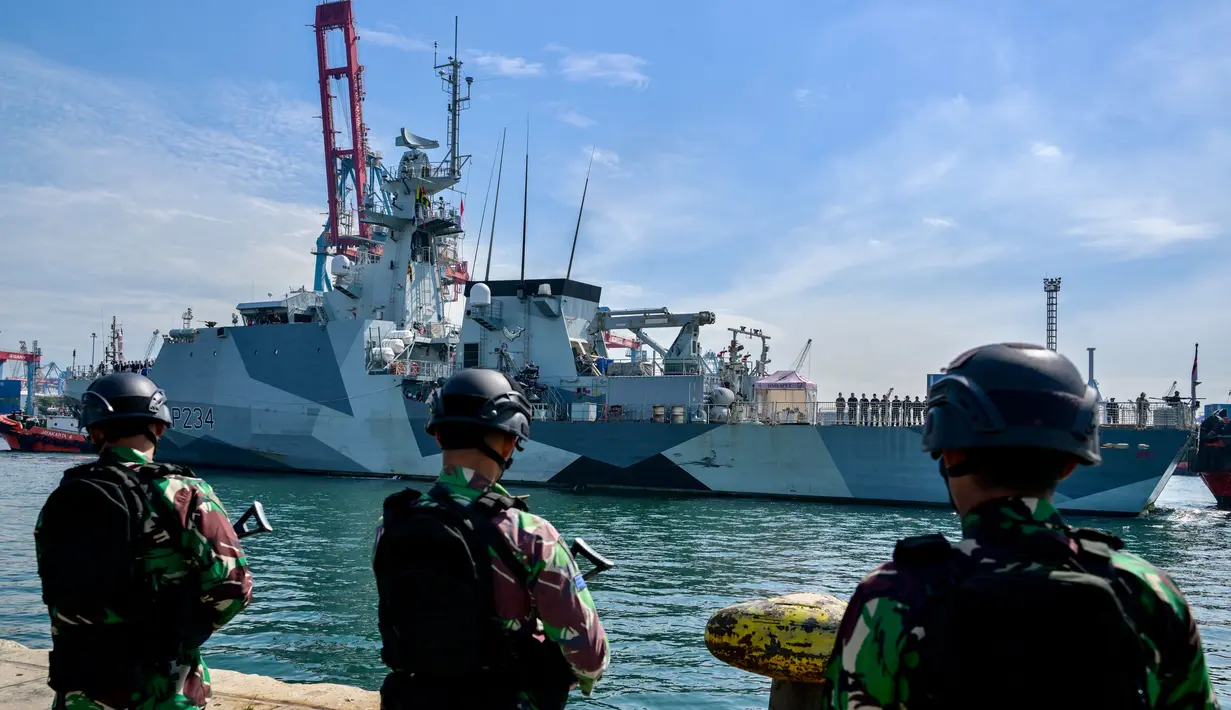 Personel Tentara Nasional Indonesia (TNI) Angkatan Laut (AL) menyambut kedatangan His Majesty’s Ship (HMS) SPEY, di dermaga Tanjung Priok, Jakarta, Rabu 15 Januari 2025. (BAY ISMOYO/AFP)