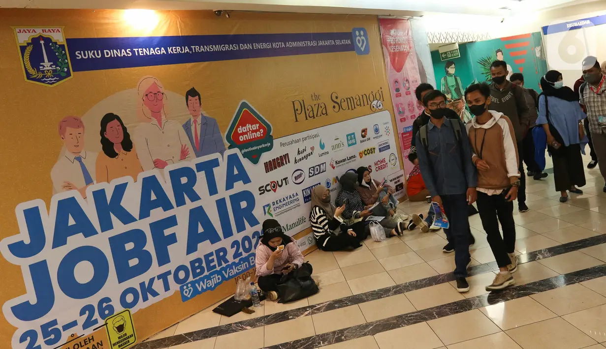 Pencari kerja mengamati puluhan stan perusahaan di Jakarta Job Fair 2022, di Plaza Semanggi, Jakarta, Rabu (26/10/2022). Bursa lowongan kerja yang diikuti 40 perusahaan dengan 6822 lowongan pekerjaan ini dipenuhi pencari kerja dari berbagai wilayah Jabodetabek dan sekitarnya. (Liputan6.com/Herman Zakharia)