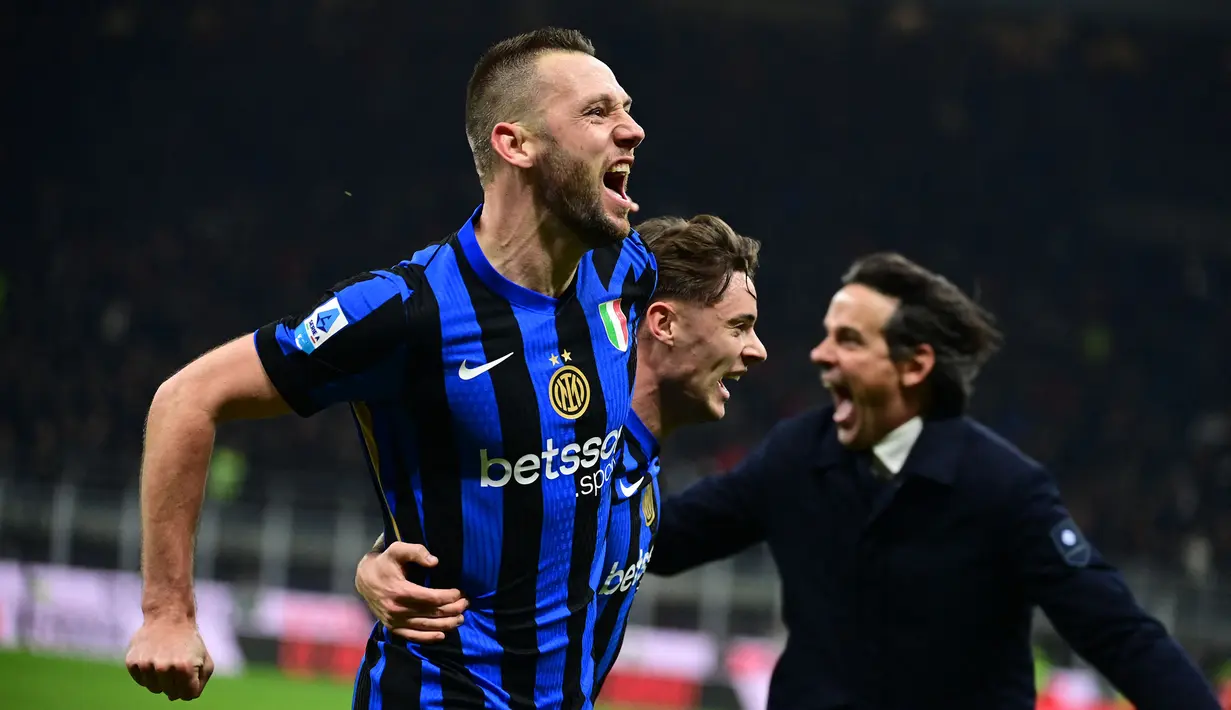 Pemain Inter Milan, Stefan de Vrij melakukan selebrasi setelah mencetak gol penyeimbang 1-1 ke gawang AC Milan dalam laga lanjutan Liga Italia 2024/2025 di San Siro, Milan, Italia, Senin (03/02/2025) WIB. (AFP/Piero Cruciatti)