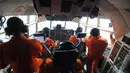 Suasana dalam kokpit pesawat Hercules milik TNI AU. Pencarian pesawat AirAsia QZ8501 dilakukan diatas selat Karimata, Belitung, Indonesia, Senin (29/12/2014). (Liputan6.com/Herman Zakharia)
