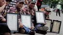 Beberapa tanda jasa kepahlawanan Arie Soetanto (eks TNI Brigade XVII Tentara Pelajar) yang akan dikembalikan kepada negara melalui Presiden Jokowi di depan Istana Negara, Jakarta, Selasa (9/12/2014). (Liputan6.com/Faizal Fanani)
