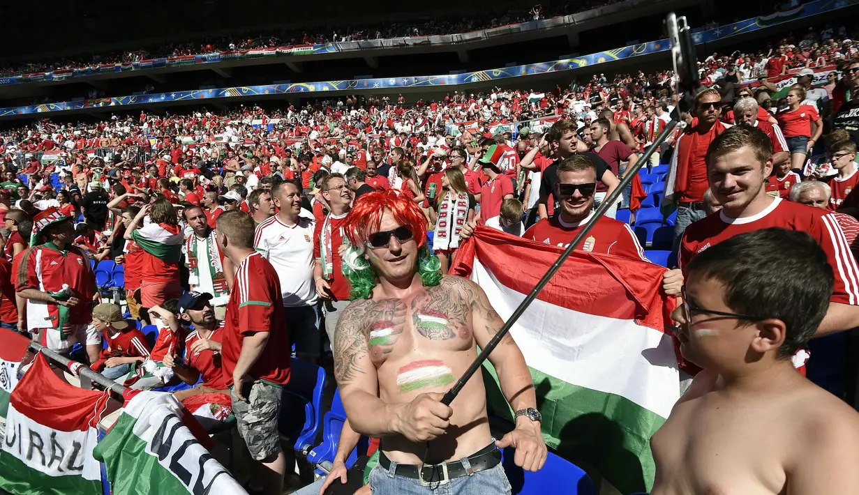 Suporter Hungaria berfoto selfie dengan stik panjang saat laga grup F Euro Cup 2016 antara Hungaria vs Portugal di Stadion Parc Olympique Lyonnais, Decines-Charpieu, (22/6/2016). (AFP/Joe Klamar)