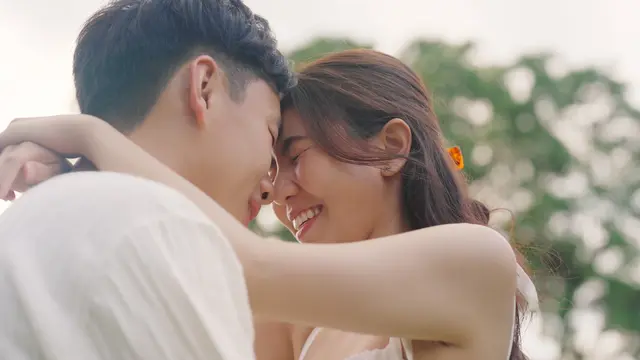 perempuan dan pasangan oktober cinta kuat