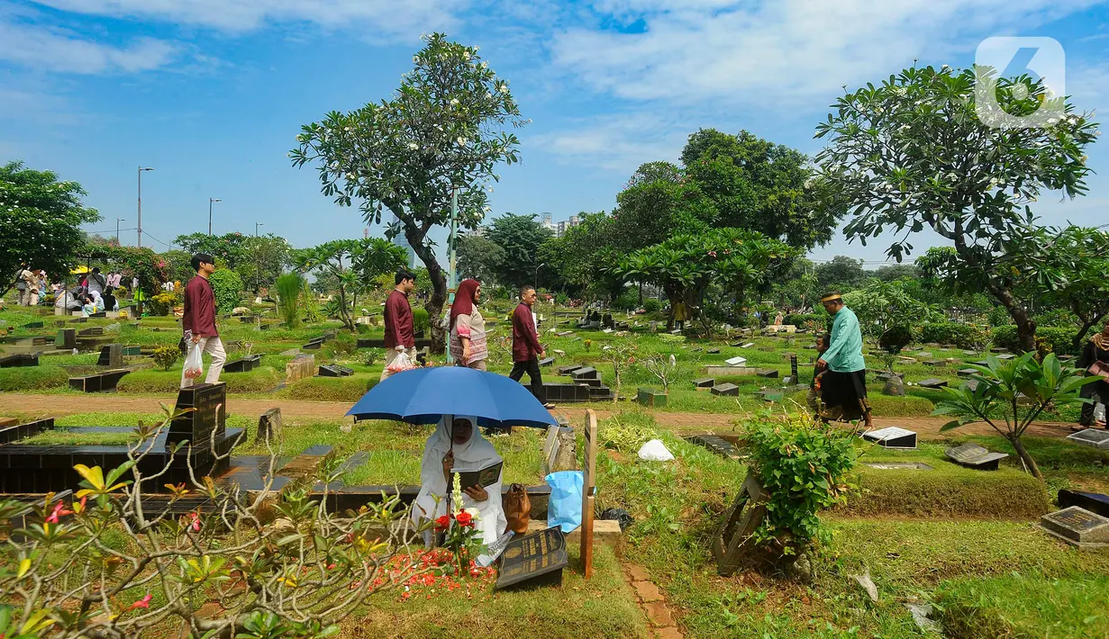 Mereka berziarah untuk mendoakan sanak saudara yang sudah meninggal dunia. (merdeka.com/Arie Basuki)