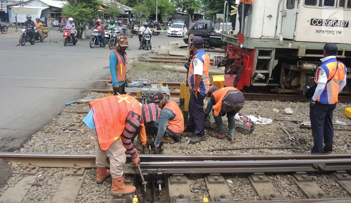 Pekerja PT KAI Daop 4 Semarang melakukan pengecekan sinyal kereta api di kawasan Stasiun Poncol, Semarang, Jawa Tengah, Rabu (12/12). PT KAI Daop 4 Semarang akan mengoperasikan 82 perjalanan penumpang menyambut Natal dan Tahun Baru. (Liputan6.com/Gholib)