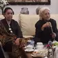 Srihadi Soedarsono dan Farida Srihadi sedang memberikan keterangan kepada media jelang pembukaan pameran lukisannya di Galeri Nasional, Jakarta (Liputan6.com/Komarudin)